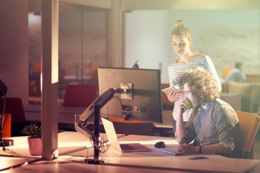 Gece ofisindeki genç tasarımcılar.