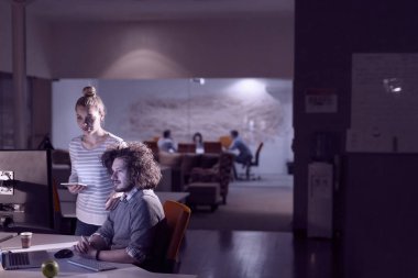 Gece ofisindeki genç tasarımcılar.