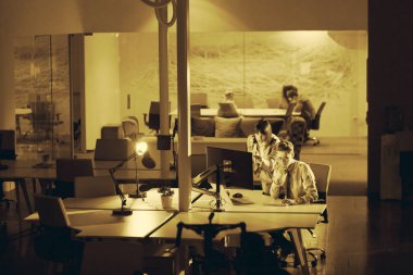 Gece ofisindeki genç tasarımcılar.