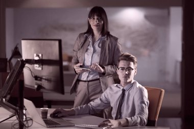 Gece ofisindeki genç tasarımcılar.