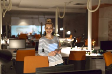 Dijital tablet gece ofiste çalışan kadın