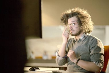 işadamı masada rahatlatıcı