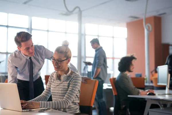 Due uomini d'affari che lavorano con il computer portatile in ufficio — Foto Stock