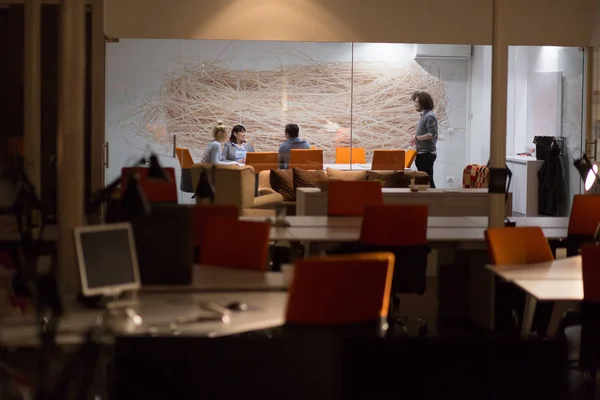 Grupo Empresarios Discutiendo Plan Negocios Oficina — Foto de Stock