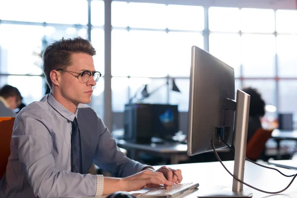 Empresário trabalhando usando um computador no escritório de inicialização — Fotografia de Stock