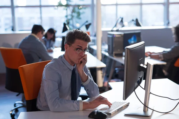 Бізнесмен працює з використанням комп'ютера в стартовому офісі — стокове фото