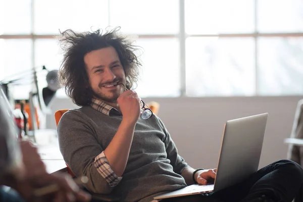 Geschäftsmann arbeitet mit Laptop im Startup-Büro — Stockfoto