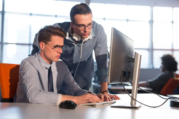 Δύο επαγγελματίες άνθρωποι εργάζονται με υπολογιστή στο γραφείο — Φωτογραφία Αρχείου