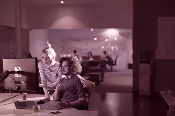 Jeunes designers dans le bureau de nuit — Photo