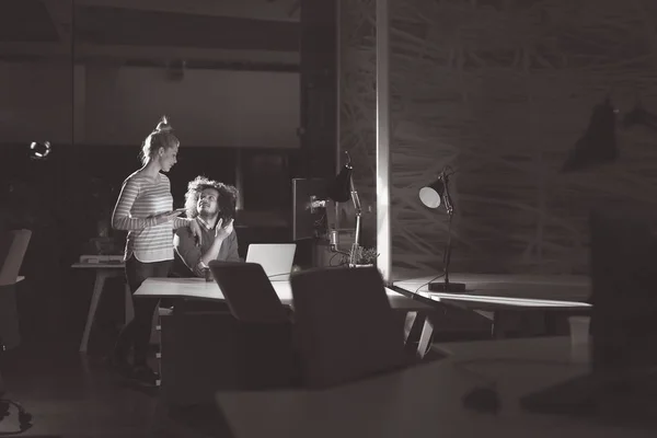 Jeunes designers dans le bureau de nuit — Photo