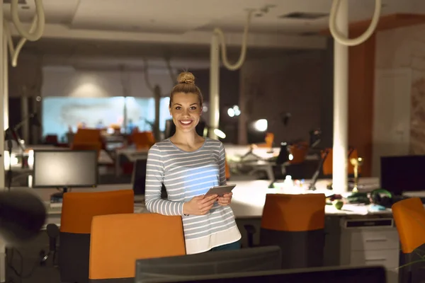 Woman working on digital tablet in night office — Stock Photo, Image