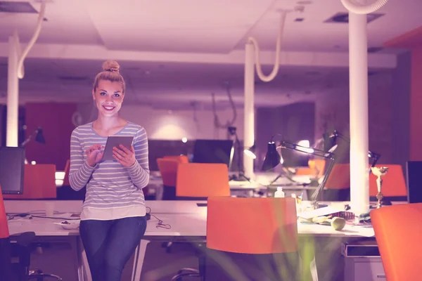 Woman working on digital tablet in night office — Stock Photo, Image