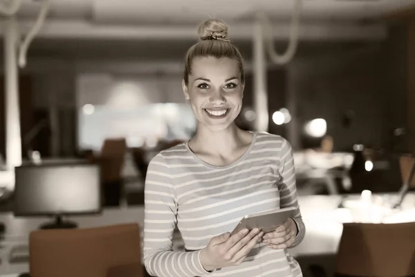 Mulher trabalhando em tablet digital no escritório noturno — Fotografia de Stock