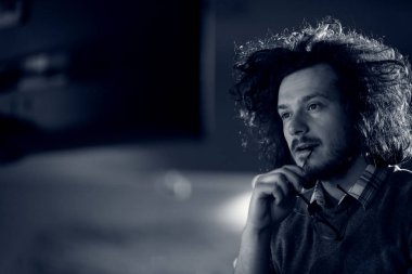 karanlık ofisinde bilgisayarda çalışan adam