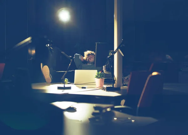 Business man sitting with legs on desk at office — стоковое фото