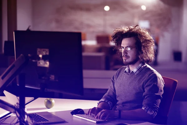 Hombre trabajando en la computadora en la oficina oscura — Foto de Stock