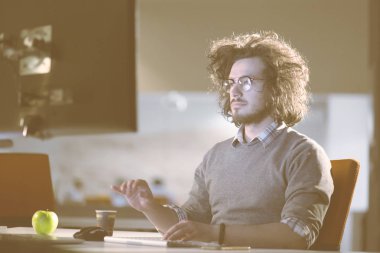 Geç saatlere kadar yorgun iş adamı