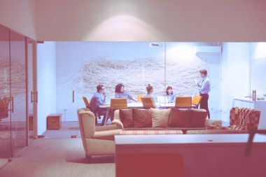Modern ofis binasındaki bir toplantıda iş ekibi