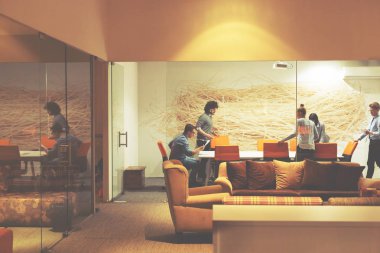 Bir grup iş adamı ofiste iş planlarını tartışıyor.