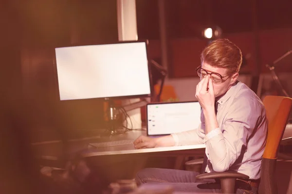 Homem trabalhando no computador no escritório escuro — Fotografia de Stock