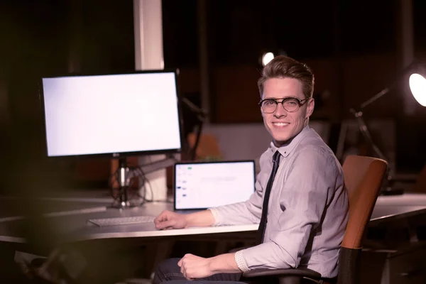 Homme travaillant sur ordinateur dans le bureau sombre — Photo