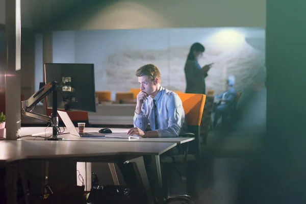 Homme travaillant sur ordinateur dans le bureau sombre — Photo