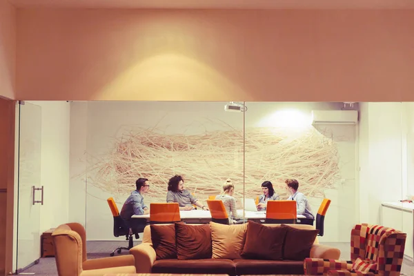 Equipe de negócios em uma reunião no prédio de escritórios moderno — Fotografia de Stock