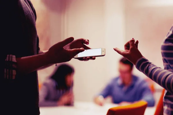 Groep Van Zakenmensen Bespreken Businessplan Het Kantoor — Stockfoto