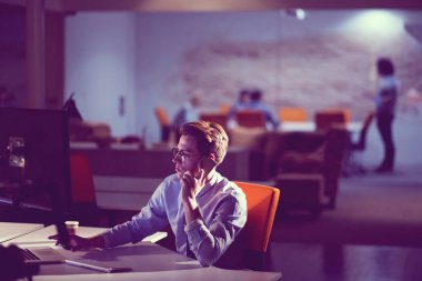 karanlık ofisinde cep telefonu kullanan adam