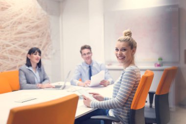 Bir grup iş adamı ofiste iş planlarını tartışıyor.