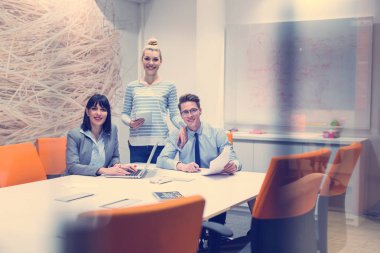 Bir grup iş adamı ofiste iş planlarını tartışıyor.