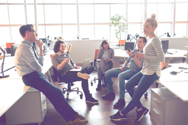 Une équipe de jeunes entreprises à une réunion dans un immeuble de bureaux moderne — Photo