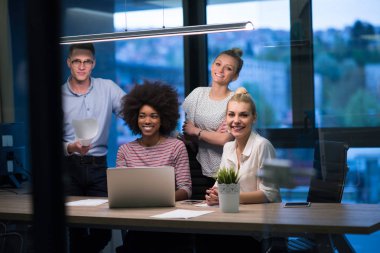 Çok ırklı başlangıç iş takım gece ofiste