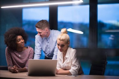 Çok ırklı başlangıç iş takım gece ofiste