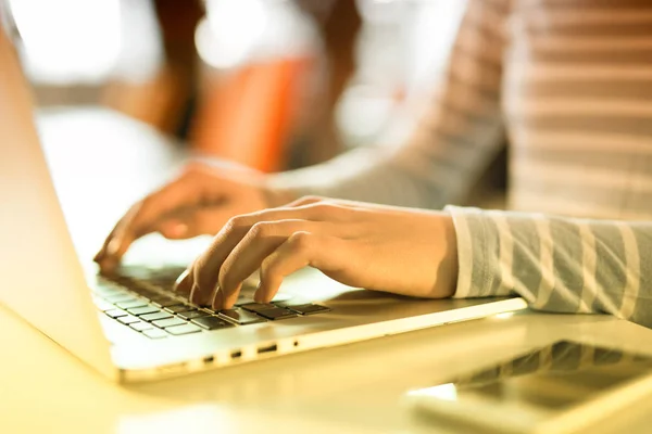 Empresária usando um laptop no escritório de inicialização — Fotografia de Stock