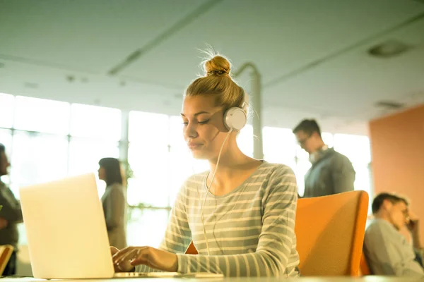 Affärskvinna som använder en bärbar dator i Start office — Stockfoto
