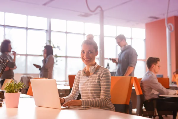 Empresária usando um laptop no escritório de inicialização — Fotografia de Stock