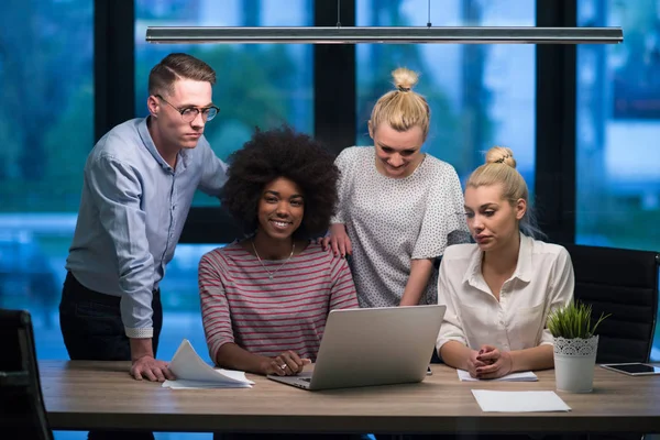 Multi-etnisch opstarten bedrijf team in nacht kantoor — Stockfoto