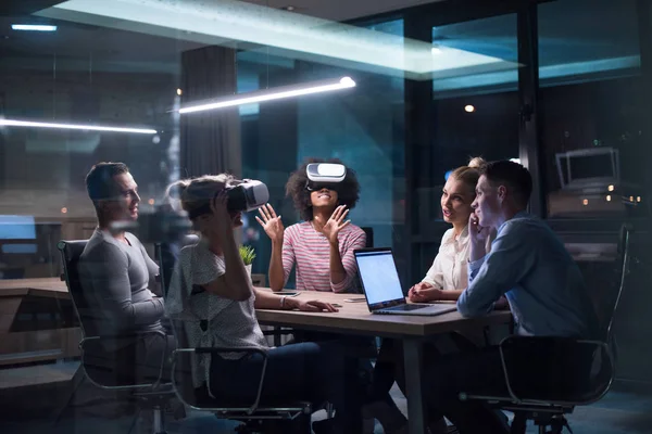 Equipe de negócios multiétnica usando headset de realidade virtual — Fotografia de Stock