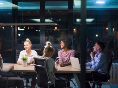 Çok ırklı başlangıç iş takım gece ofiste