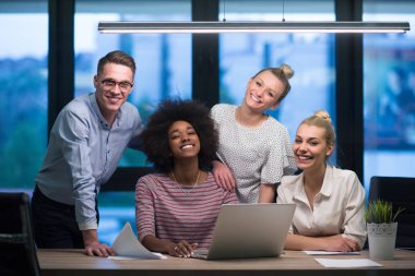Çok ırklı başlangıç iş takım gece ofiste