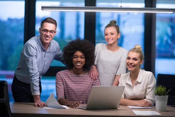 Multi-etnisch opstarten bedrijf team in nacht kantoor — Stockfoto