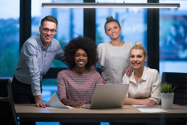 Équipe multiethnique d'affaires de démarrage dans le bureau de nuit — Photo