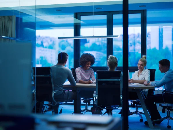 Multi-etnisch Business At A teamvergadering bij moderne kantoorgebouw — Stockfoto