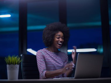 siyah işkadını başlangıç ofisinde bir dizüstü bilgisayar kullanarak