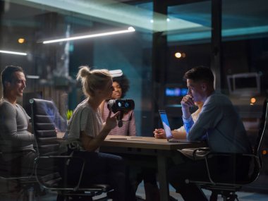 Sanal gerçeklik kulaklık kullanarak çok ırklı iş takım