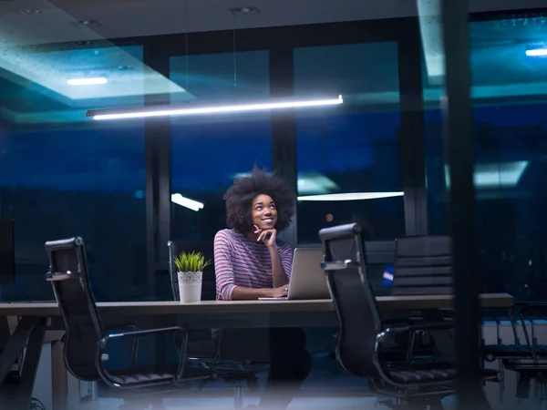 Black businesswoman using a laptop in startup office — Stock Photo, Image