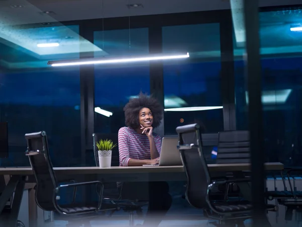 Nero donna d'affari utilizzando un computer portatile in startup office — Foto Stock