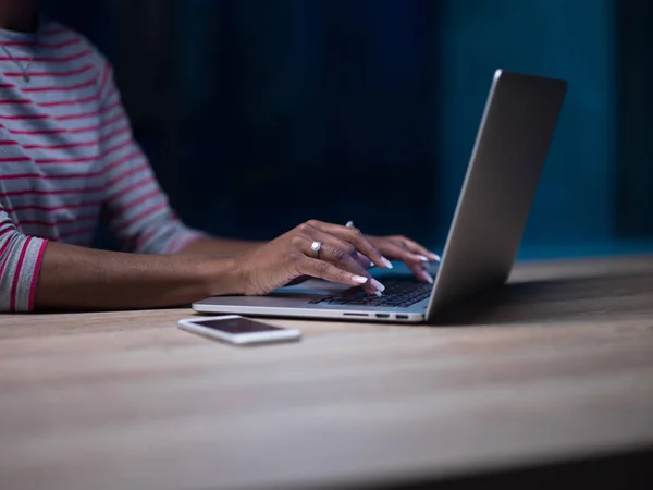 Mujer de negocios negro utilizando un ordenador portátil en la oficina de inicio —  Fotos de Stock