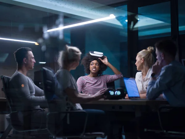 Multiethnisches Business-Team mit Virtual-Reality-Headset — Stockfoto